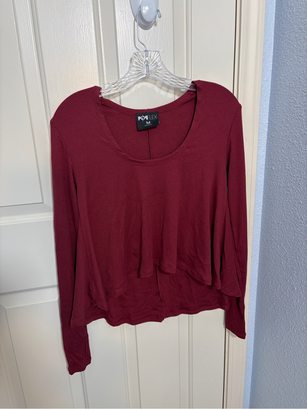 Go with the flow- long sleeve Crimson M (Long-Sleeve Scoop Neck Top Crop)